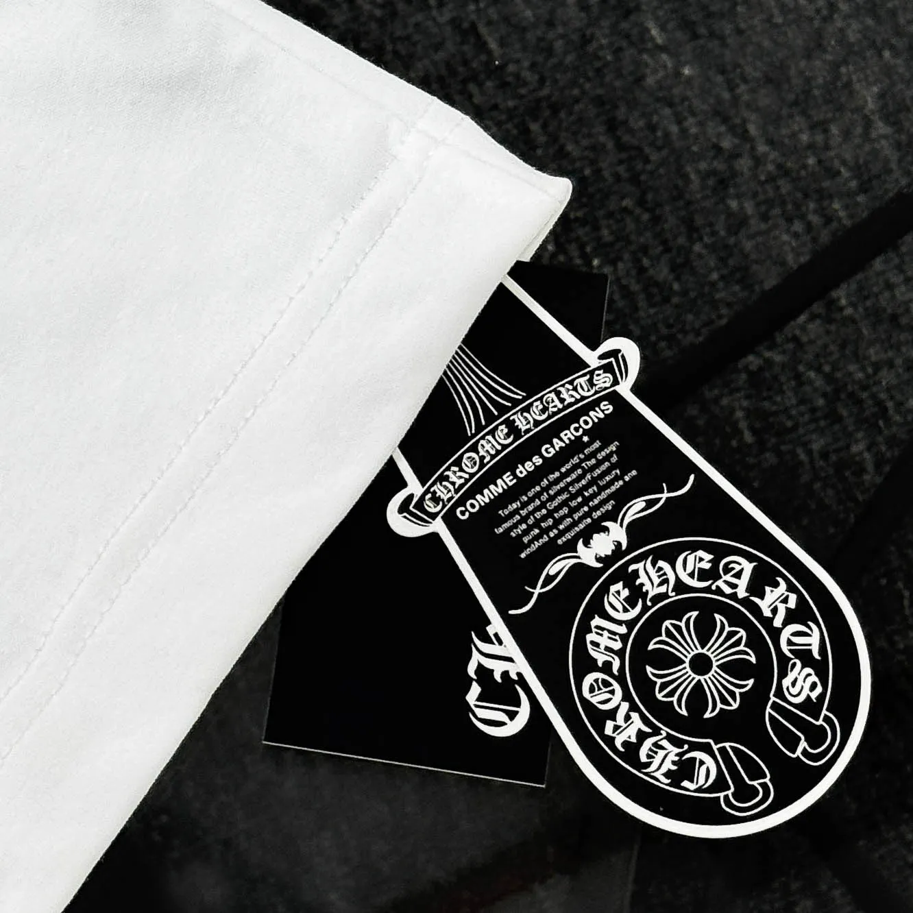 P180 Chrome Hearts Chrome Hearts 25 high version. The fabric is made of 300 grams of high-density cotton. It does not deform or shrink. It has three labels. It is the same style for men and women. Technology: Digital printing. Color: White. Black. SIZE: S-XL.